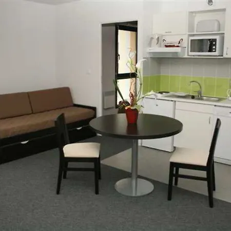 Nemea Centre מלון דירות